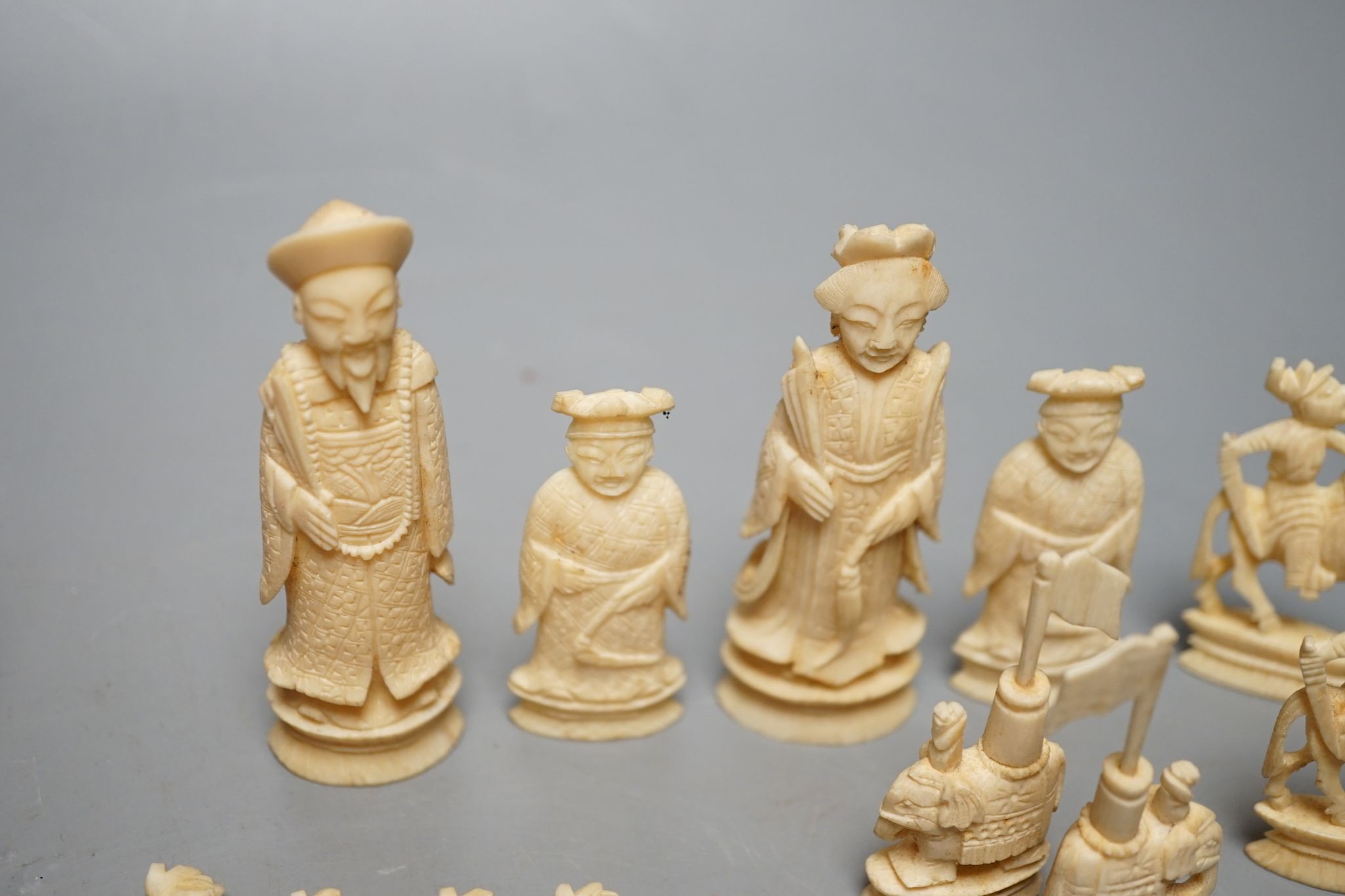 A Chinese bone chess set, Kings 9cm